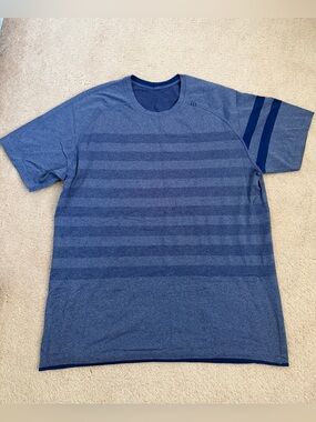 lululemon athletica Men'sMetal Vent Tech Navy Stripe Short Sleeve Tee